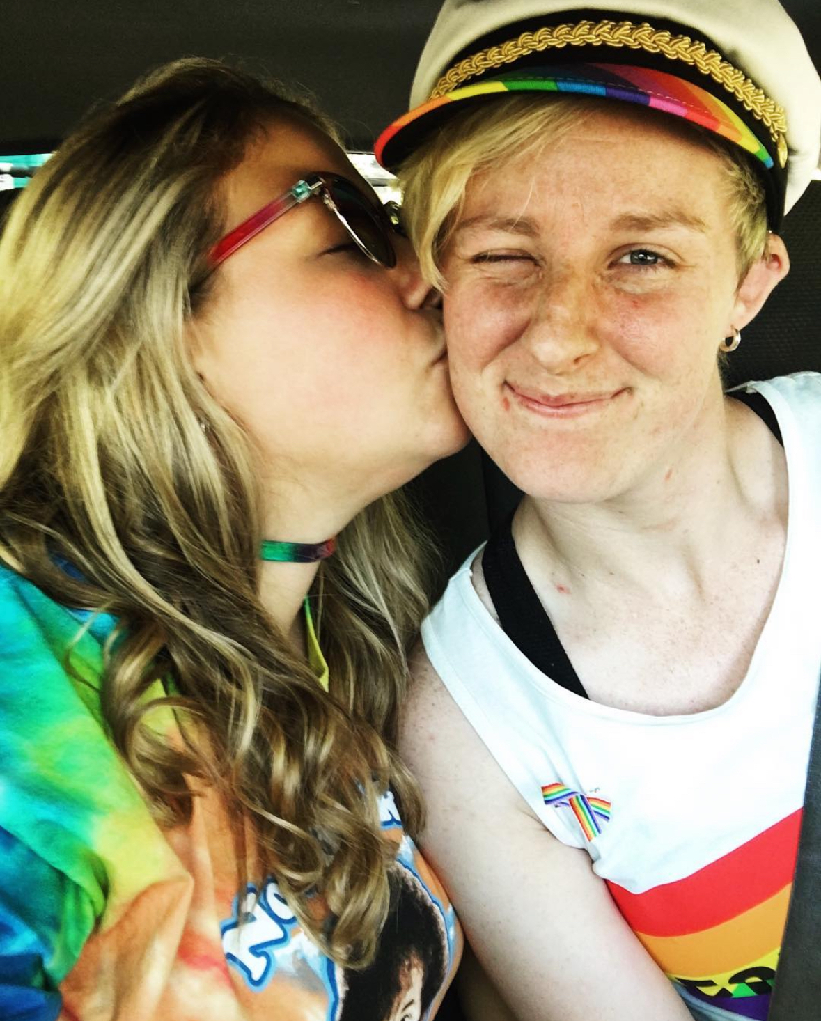 From friendship to more - Photo 4